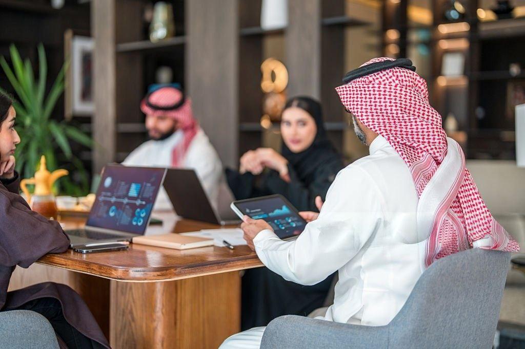 عائلة عربية سعيدة تقضي وقتاً معاً